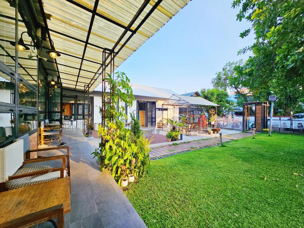 Sherloft Home & Hostel Чиангмай Экстерьер фото